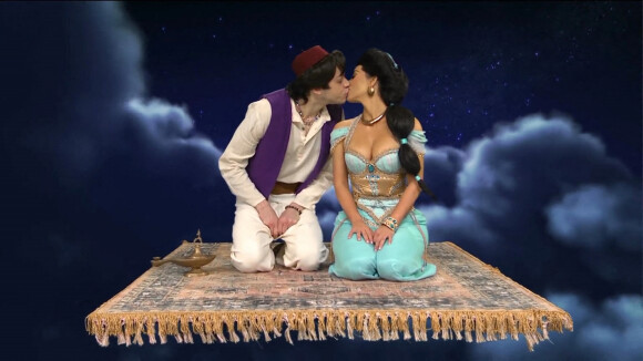 Kim Kardashian et Pete Davidson s'embrassent dans une parodie d'Aladdin dans l'émission "Saturday Night Live". New York. Le 30 octobre 2021. 