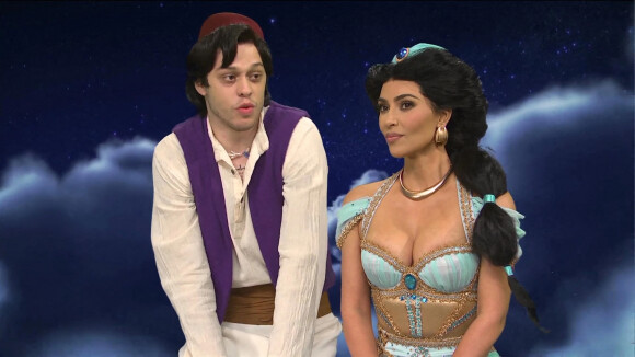 Info - Kim Kardashian et Pete Davidson sont en couple - Kim Kardashian et Pete Davidson s'embrassent dans une parodie d'Aladdin dans l'émission "Saturday Night Live". New York. Le 30 octobre 2021. 