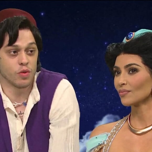 Info - Kim Kardashian et Pete Davidson sont en couple - Kim Kardashian et Pete Davidson s'embrassent dans une parodie d'Aladdin dans l'émission "Saturday Night Live". New York. Le 30 octobre 2021. 