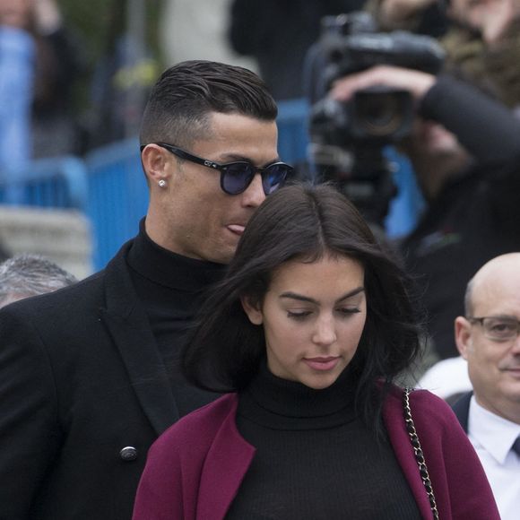 Cristiano Ronaldo quitte le tribunal avec sa compagne Georgina Rodríguez à Madrid.