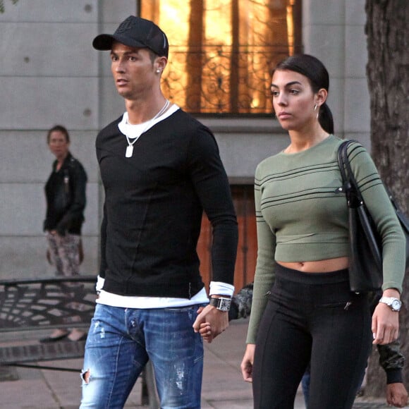 Cristiano Ronaldo se promène avec son fils Cristiano Ronaldo Jr et sa compagne Georgina Rodriguez à Madrid, le 20 avril 2017.