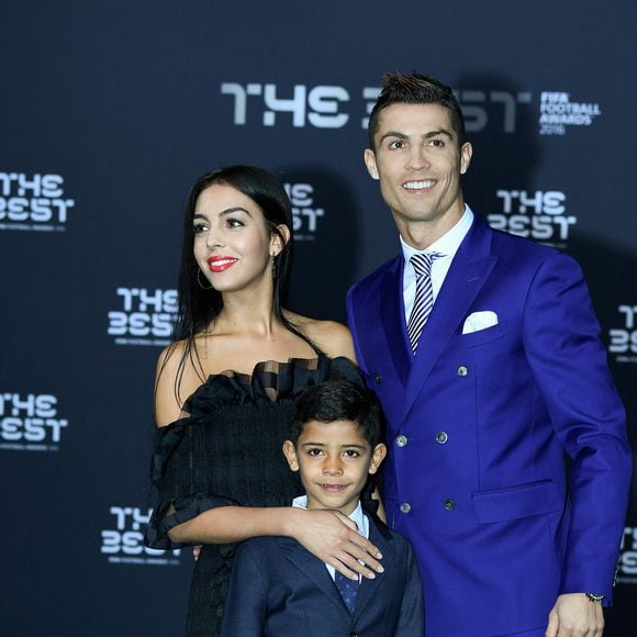 Cristiano Ronaldo, son fils Cristiano Jr et sa compagne Georgina Rodriguez au photocall des FIFA Football Awards à Zurich le 9 janvier 2017.
