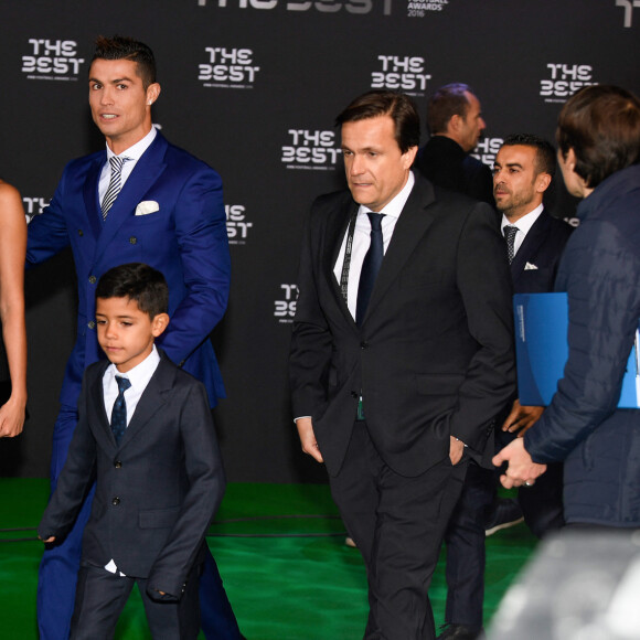 Cristiano Ronaldo, son fils Cristiano Jr et sa compagne Georgina Rodriguez au photocall des FIFA Football Awards à Zurich le 9 janvier 2017.