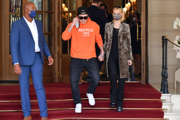 Brooklyn Beckham et sa fiancée Nicola Peltz à la sortie de l'hôtel Ritz lors de la Fashion Week printemps/été 2022 de Paris, France, le 3 octobre 2021. © Tiziano Da Silva-Pierre Perusseau/Bestimage 