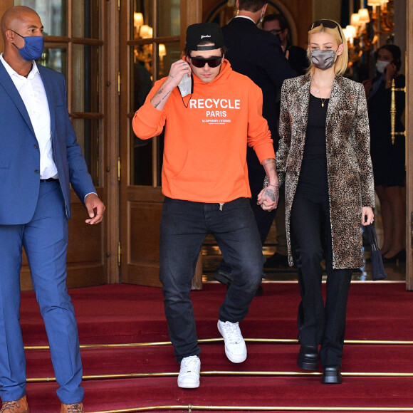 Brooklyn Beckham et sa fiancée Nicola Peltz à la sortie de l'hôtel Ritz lors de la Fashion Week printemps/été 2022 de Paris, France, le 3 octobre 2021. © Tiziano Da Silva-Pierre Perusseau/Bestimage 