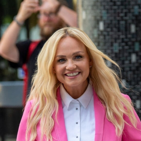 L'ancienne Spice Girl, Emma Bunton, vêtue d'un ensemble rose, quitte les studios de ITV à Londres, le 8 juin 2021. 