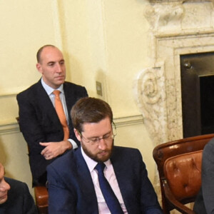 Boris Johnson (Premier ministre du Royaume-Uni), et ses ministres lors d'une réunion du Cabinet au 10 Downing Street, Londres. Les ministres participant à la réunion sont (de gauche à droite) le secrétaire à la Santé Sajid Javid, le secrétaire du Cabinet Simon Case, le Premier ministre Boris Johnson, le chancelier de l'Échiquier Rishi Sunak, le chancelier du duché de Lancaster Stephen Barclay, la secrétaire au Travail et aux Pensions Therese Coffey et la secrétaire aux Transports Grant Shapps. Londres, le 17 septembre 2021.