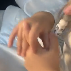 Ruby (2 ans), la fille de Carla Moreau et Kevin Guedj, en robe blanche pour leur mariage - Snapchat