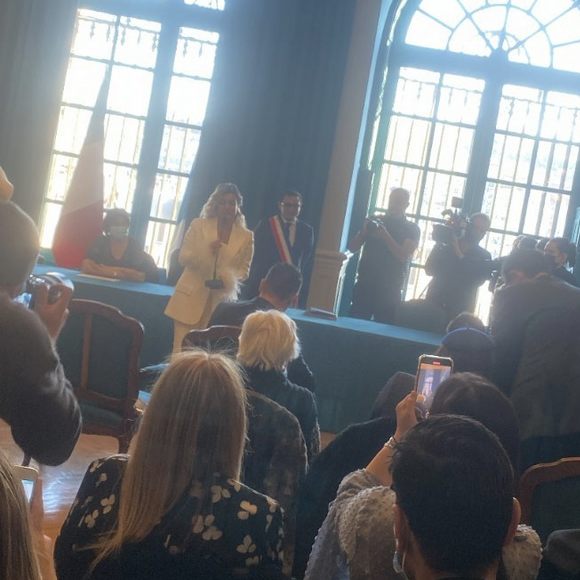 Carla Moreau lors de son mariage civil à la mairie de Marseille avec Kevin Guedj - Instagram