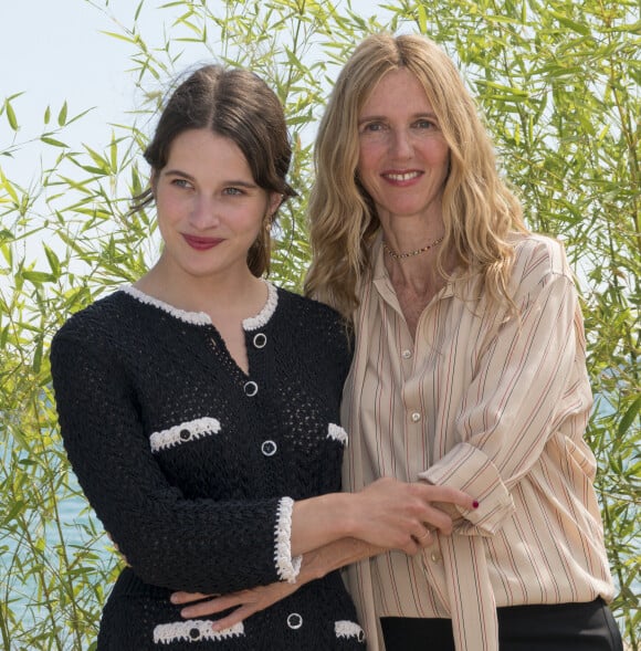 Sandrine Kiberlain et Rebecca Marder au photocall de "Une jeune fille qui va bien" lors du 74ème Festival International du Film de Cannes, le 8 juillet 2021.