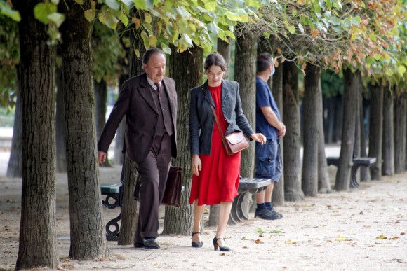 Exclusif - André Marcon et Rebecca Marder - Tournage du film "Portrait d’une jeune fille qui va bien", premier film de Sandrine Kiberlain en tant que réalisatrice dans les jardins du Palais Royal à Paris, le 21 août 2020.