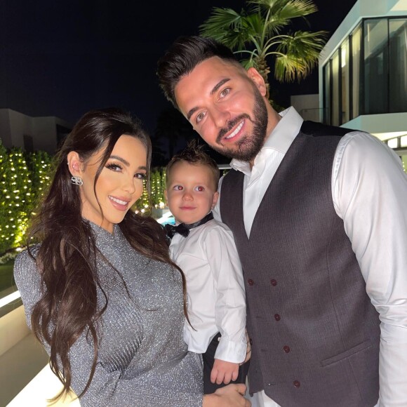 Nabilla, amoureuse de son mari Thomas Vergara et comblée par son fils Milann.