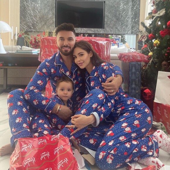 Nabilla, amoureuse de son mari Thomas Vergara et comblée par son fils Milann.