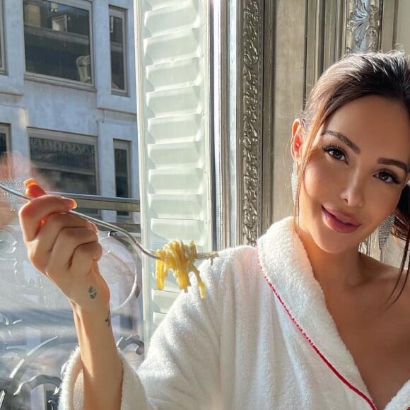 Nabilla, amoureuse de son mari Thomas Vergara et comblée par son fils Milann.