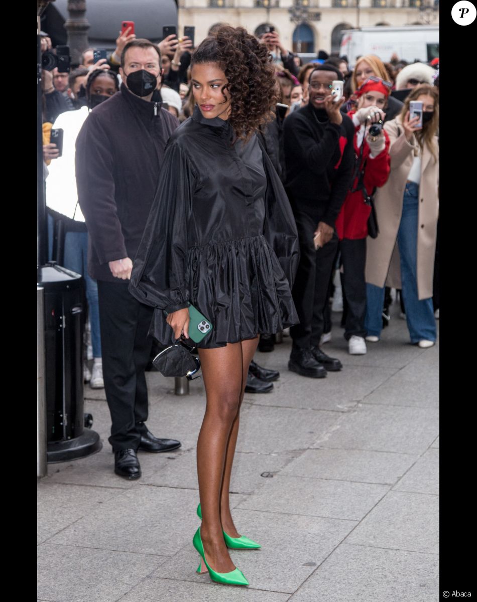 Tina Kunakey arrive au défilé Valentino Haute-Couture printemps-été 2022 au 8 place Vendôme dans le cadre de la Fashion Week de Paris, France, le 26 janvier 2022.