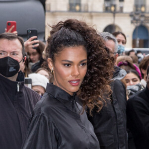 Tina Kunakey arrive au défilé Valentino Haute-Couture printemps-été 2022 au 8 place Vendôme dans le cadre de la Fashion Week de Paris, France, le 26 janvier 2022.