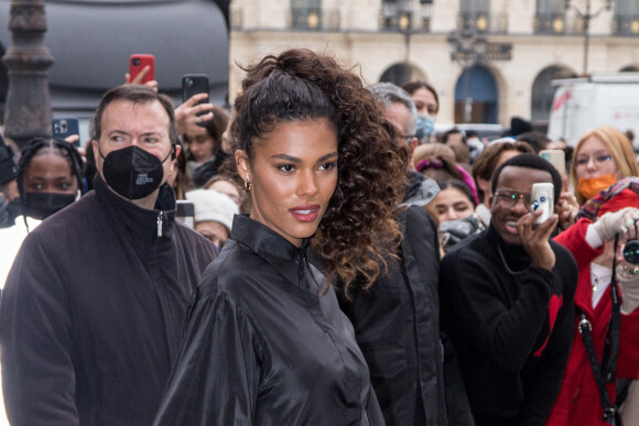 Tina Kunakey arrive au défilé Valentino Haute-Couture printemps-été 2022 au 8 place Vendôme dans le cadre de la Fashion Week de Paris, France, le 26 janvier 2022.