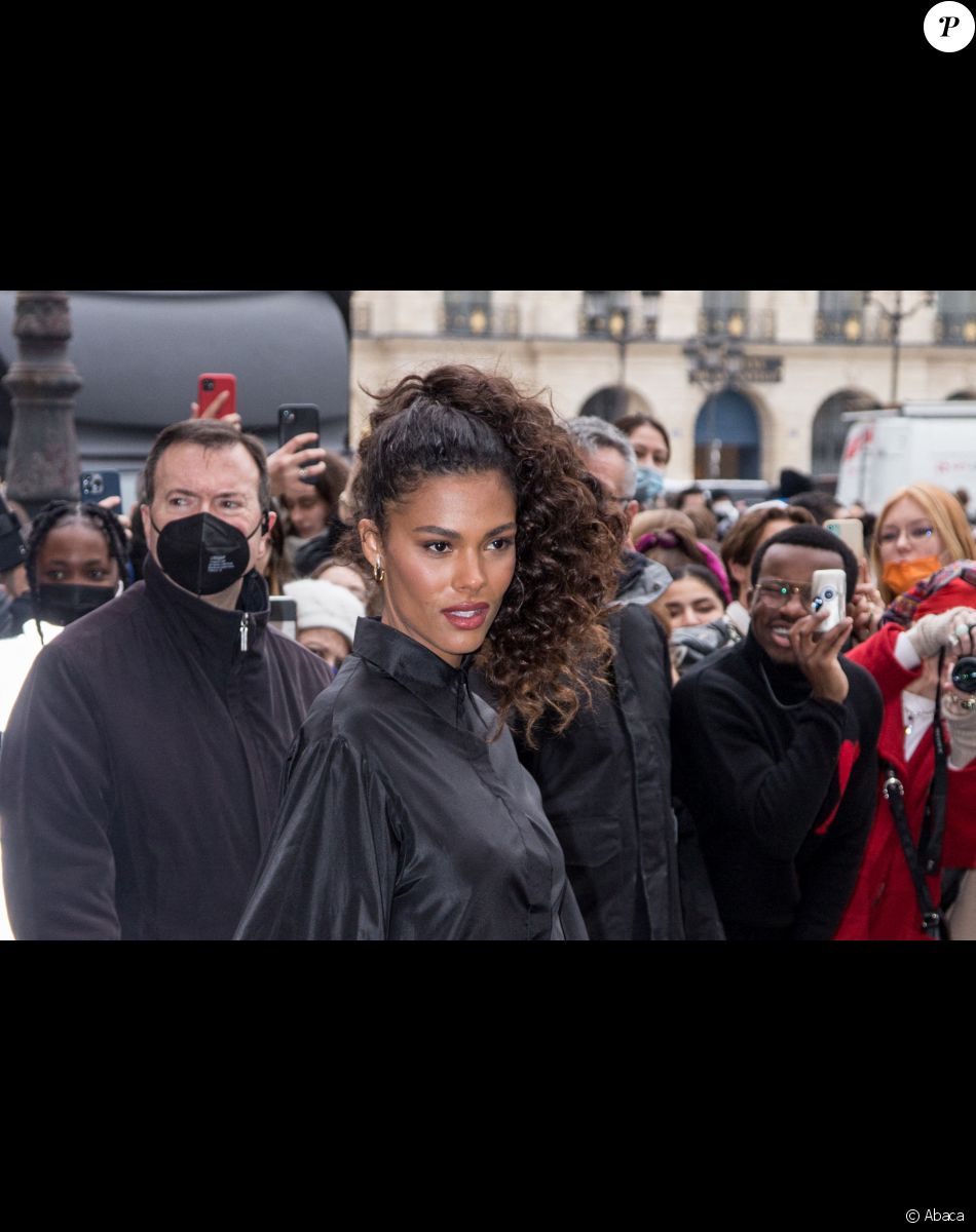 Tina Kunakey arrive au défilé Valentino Haute-Couture printemps-été 2022 au 8 place Vendôme dans le cadre de la Fashion Week de Paris, France, le 26 janvier 2022.