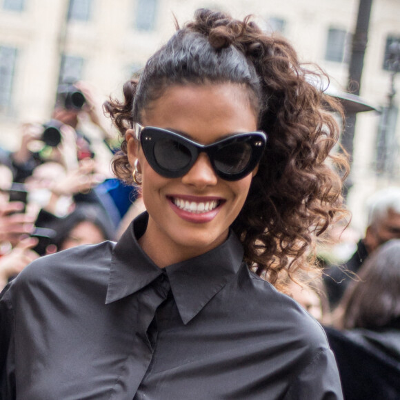 Tina Kunakey arrive au défilé Valentino Haute-Couture printemps-été 2022 au 8 place Vendôme dans le cadre de la Fashion Week de Paris, France, le 26 janvier 2022.