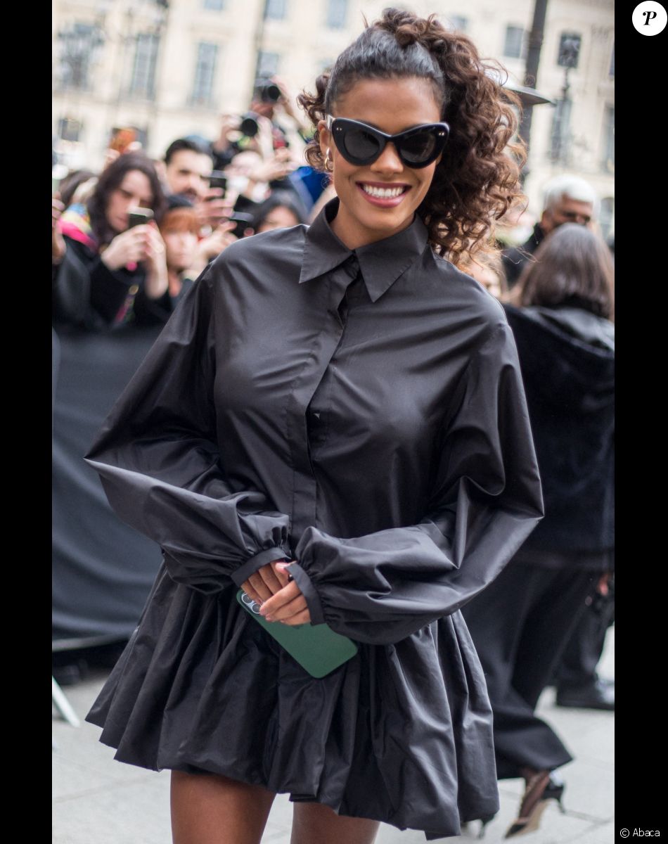 Tina Kunakey arrive au défilé Valentino Haute-Couture printemps-été 2022 au 8 place Vendôme dans le cadre de la Fashion Week de Paris, France, le 26 janvier 2022.
