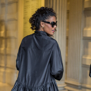 Tina Kunakey arrive au défilé Valentino Haute-Couture printemps-été 2022 au 8 place Vendôme dans le cadre de la Fashion Week de Paris, France, le 26 janvier 2022.