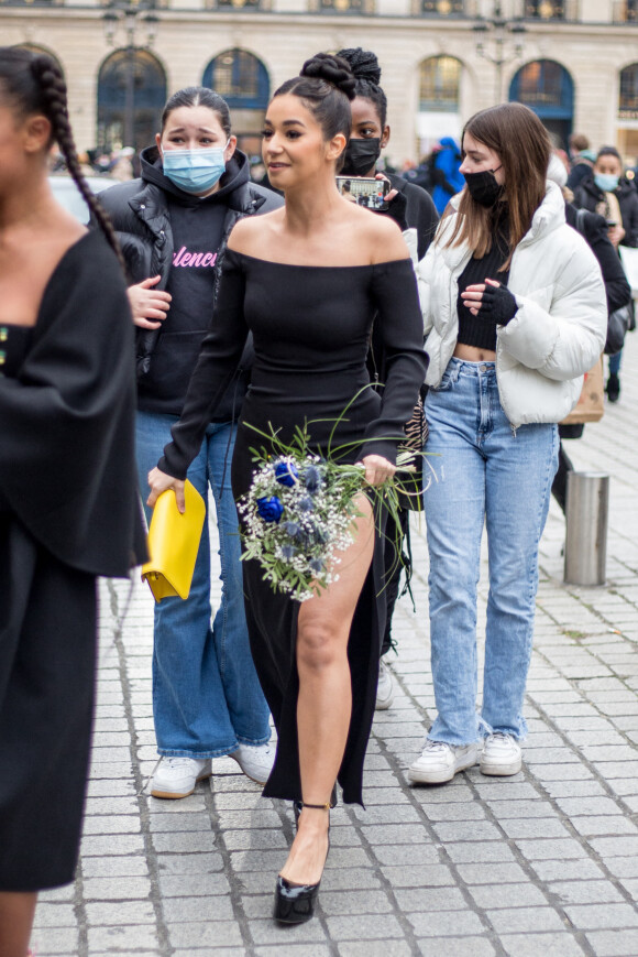 Léna Mahfouf (Léna Situations) arrive au défilé Valentino Haute-Couture printemps-été 2022 au 8 place Vendôme dans le cadre de la Fashion Week de Paris, France, le 26 janvier 2022.