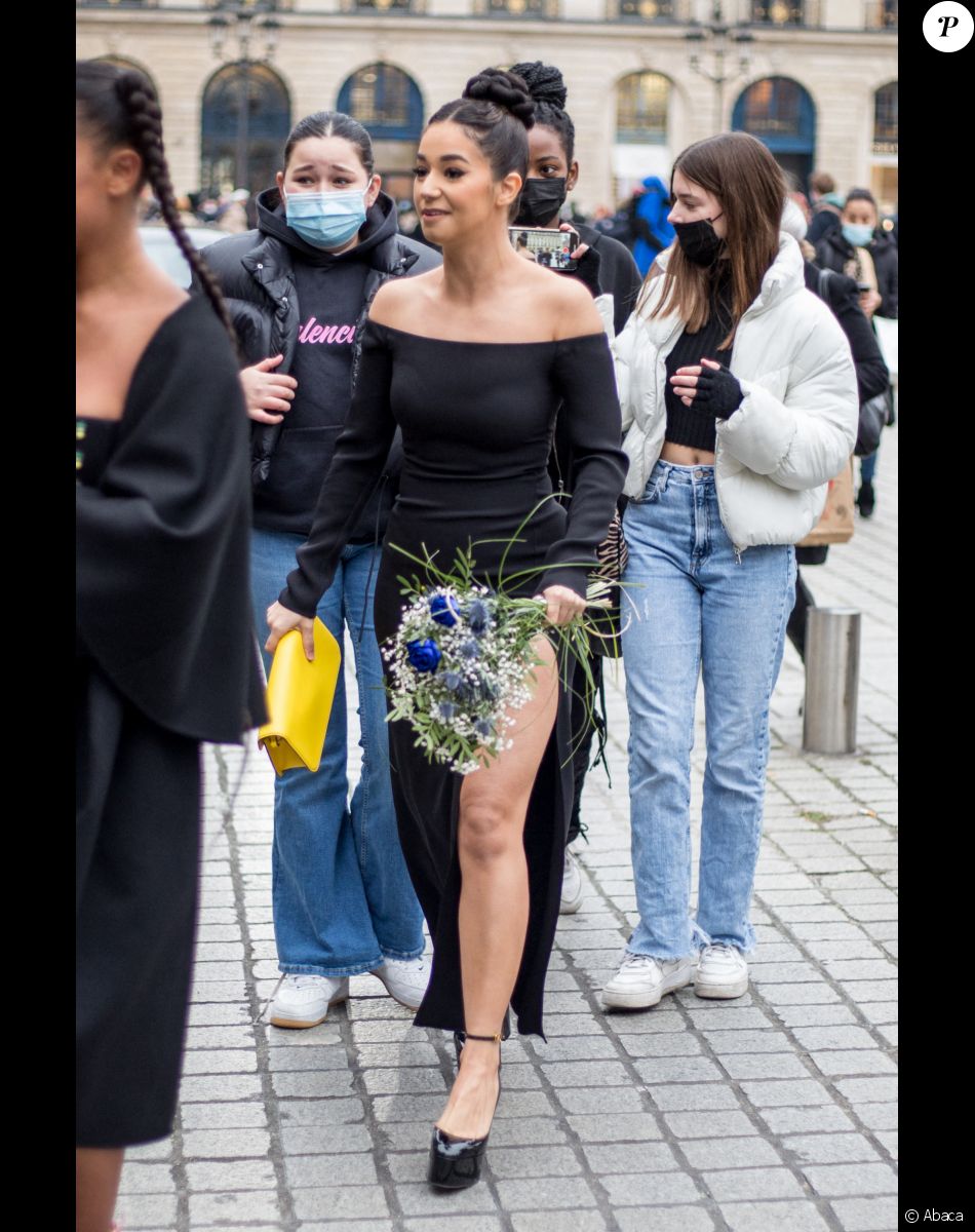 Léna Mahfouf (Léna Situations) arrive au défilé Valentino Haute-Couture printemps-été 2022 au 8 place Vendôme dans le cadre de la Fashion Week de Paris, France, le 26 janvier 2022.