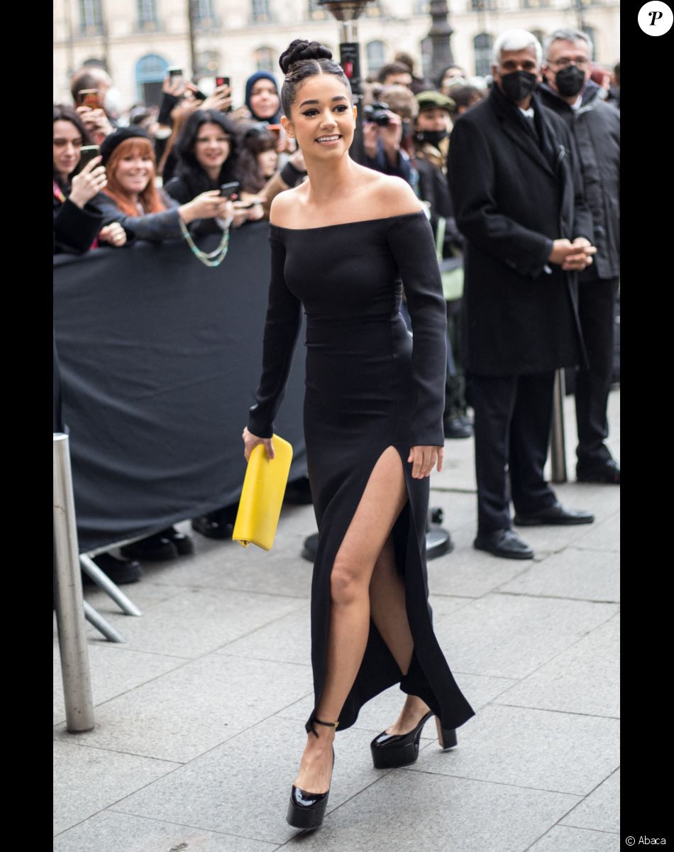 Léna Mahfouf (Léna Situations) arrive au défilé Valentino Haute-Couture printemps-été 2022 au 8 place Vendôme dans le cadre de la Fashion Week de Paris, France, le 26 janvier 2022.