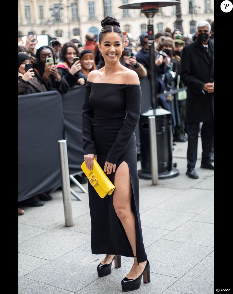 Léna Mahfouf (Léna Situations) arrive au défilé Valentino Haute-Couture printemps-été 2022 au 8 place Vendôme dans le cadre de la Fashion Week de Paris, France, le 26 janvier 2022.