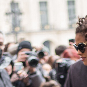 Tina Kunakey arrive au défilé Valentino Haute-Couture printemps-été 2022 au 8 place Vendôme dans le cadre de la Fashion Week de Paris, France, le 26 janvier 2022.