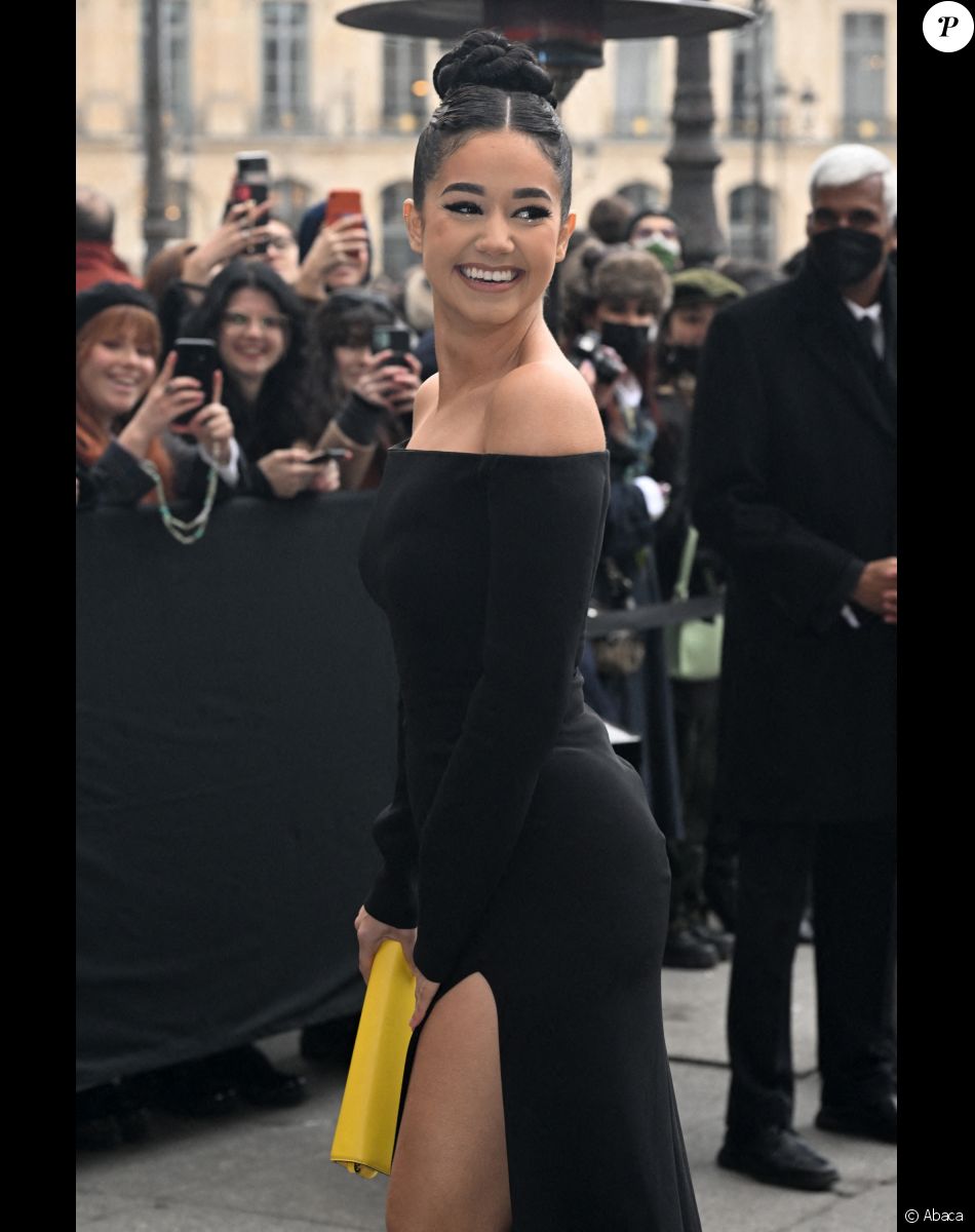 Léna Mahfouf (Léna Situations) arrive au défilé Valentino Haute-Couture printemps-été 2022 au 8 place Vendôme dans le cadre de la Fashion Week de Paris, France, le 26 janvier 2022.