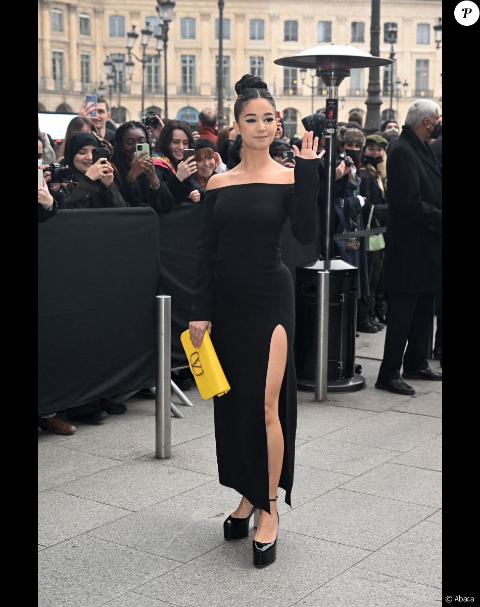 Léna Mahfouf (Léna Situations) arrive au défilé Valentino Haute-Couture printemps-été 2022 au 8 place Vendôme dans le cadre de la Fashion Week de Paris, France, le 26 janvier 2022.