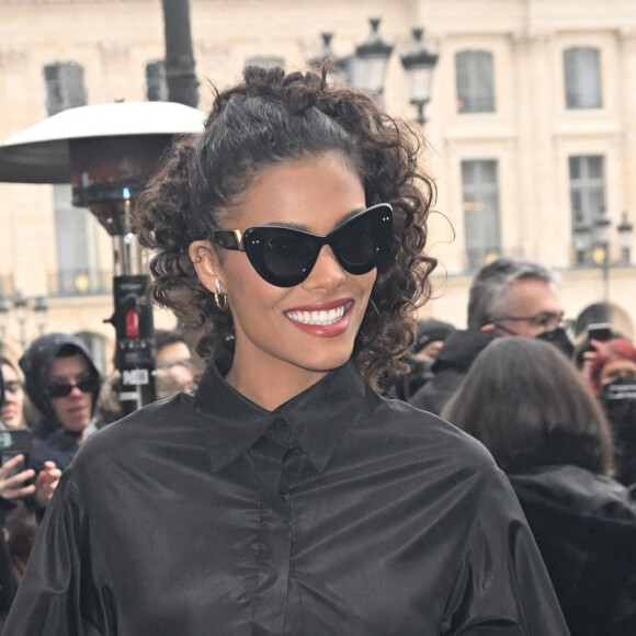 Tina Kunakey arrive au défilé Valentino Haute-Couture printemps-été 2022 au 8 place Vendôme dans le cadre de la Fashion Week de Paris, France, le 26 janvier 2022.