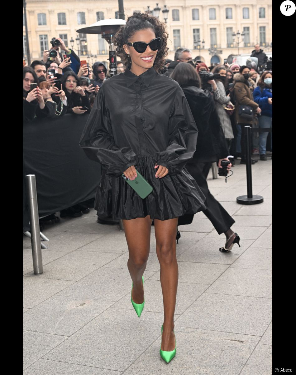 Tina Kunakey arrive au défilé Valentino Haute-Couture printemps-été 2022 au 8 place Vendôme dans le cadre de la Fashion Week de Paris, France, le 26 janvier 2022.