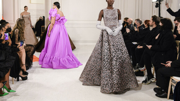 Tina Kunakey a assisté au défilé Valentino, collection Haute Couture printemps-été 2022 à Paris. Le 26 janvier 2022.