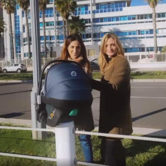 Fabienne Carat posant avec sa fille Céleste et sa soeur Carole à Nice, où elle a accouché.