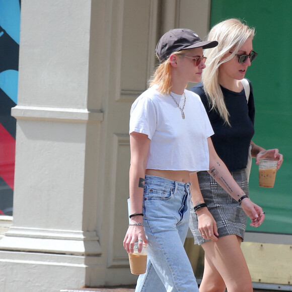 L'actrice Kristen Stewart et sa fiancée Dylan Meyer dans les rues de Soho, New York City, NY, USA le 11 September 2021. Photo by Dylan Travis/ABACAPRESS.COM