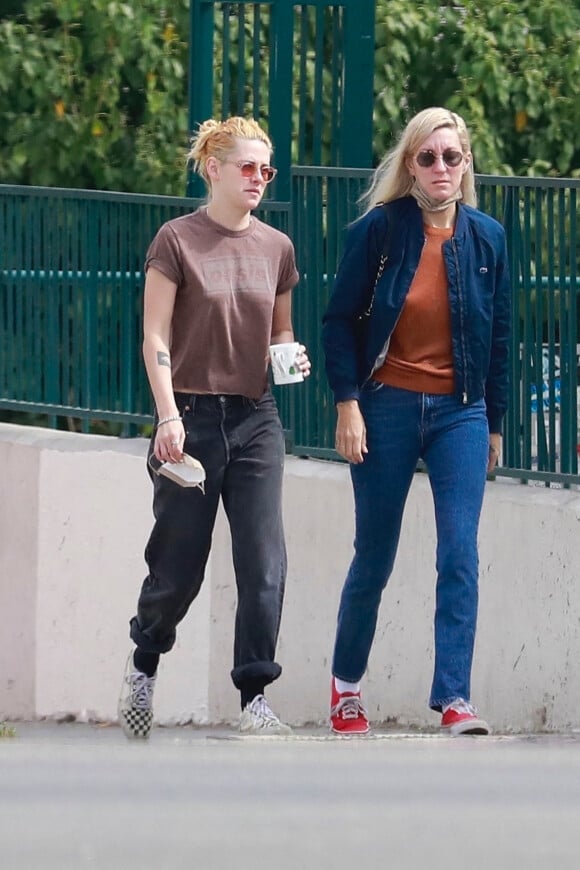 Exclusif - Kristen Stewart et sa compagne Dylan Meyer se rendent dans un magasin à Los Angeles le 18 septembre 2021. 