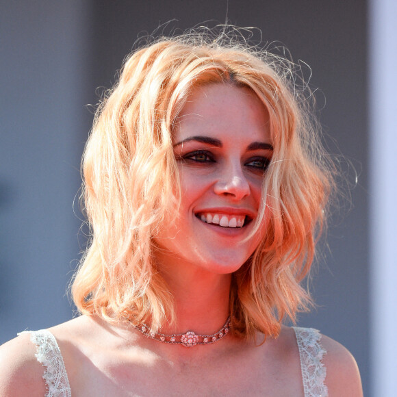 Kristen Stewart foule le tapis rouge, non loin de sa compagne Dylan Meyer, à l'occasion de la première du film "Spencer" lors du festival international du film de Venise (La Mostra), le 3 septembre 2021. 
