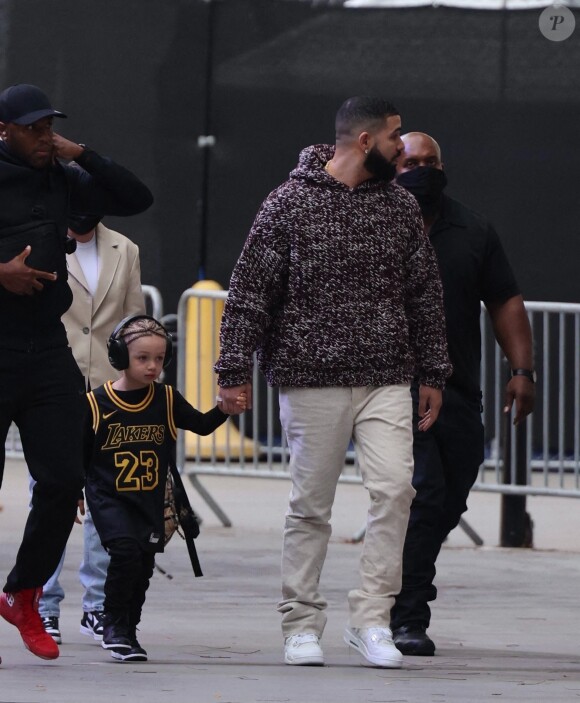Exclusif - Drake et son fils Adonis à leur arrivée au Staples Center à Los Angeles, pour assister au match des Lakers Vs Phoenix Suns. Le 3 juin 2021 