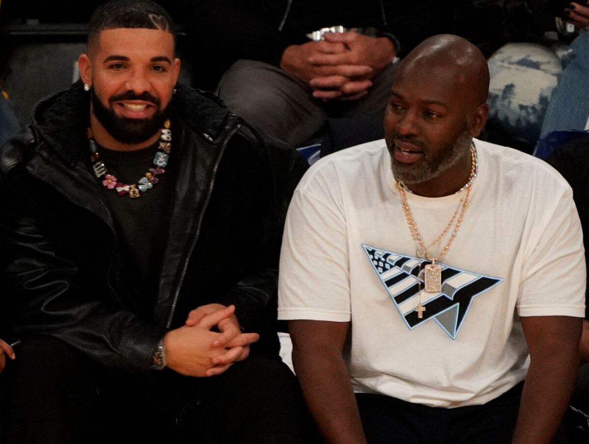 Photo : Le rappeur Drake assiste au match entre les Houston Rockets et ...