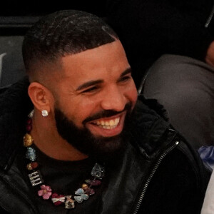 Le rappeur Drake assiste au match entre les Houston Rockets et les Los Angeles Lakers au Staples Center à Los Angeles, en Californie, USA le 31 Octobre 2021. Photo ©London Entertainment/Splash News/ABACAPRESS.COM