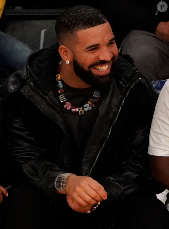 Le rappeur Drake assiste au match entre les Houston Rockets et les Los Angeles Lakers au Staples Center à Los Angeles, en Californie, USA le 31 Octobre 2021. Photo ©London Entertainment/Splash News/ABACAPRESS.COM