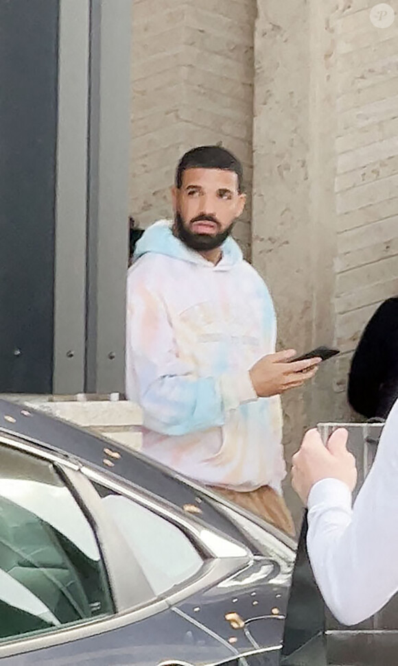 Le rappeur canadien Drake Graham à l'extérieur de son hôtel à Miami Beach USA, le 8 Janvier 2022. © Splash News/ABACAPRESS.COM