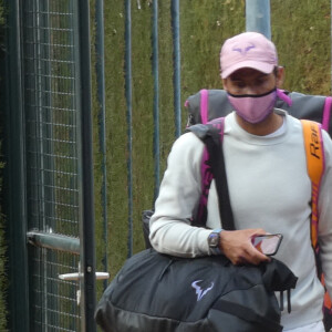 Rafael Nadal et sa femme Xisca Perello quittent le stade où le joueur vient de rencontrer Ilya Ivashka au tournoi Conde de Godo à Barcelone le 21 avril 2021. 