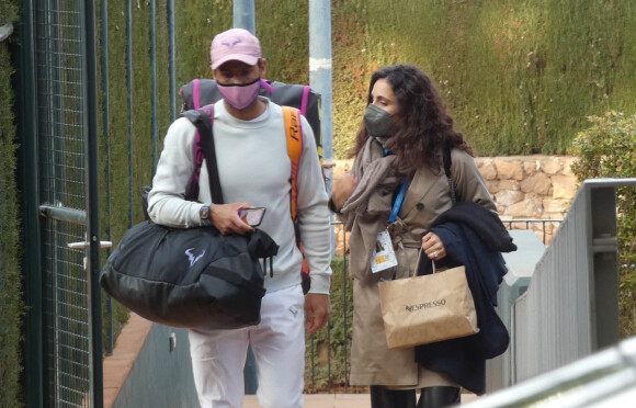 Rafael Nadal et sa femme Xisca Perello quittent le stade où le joueur vient de rencontrer Ilya Ivashka au tournoi Conde de Godo à Barcelone le 21 avril 2021. 