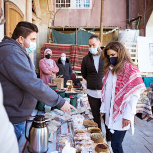 La reine Rania, lors d'une visite de la ville d'Al Salt, au nord-ouest d'Amman, où elle a rencontré les jeunes membres du centre Al-Khader, à Al Salt, en Jordanie le 10 janvier 2022