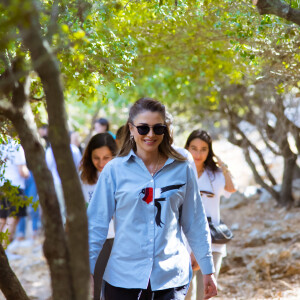 La reine Rania de Jordanie visite le village de Birgesh Village pendant une randonnée, le 13 septembre 2021.