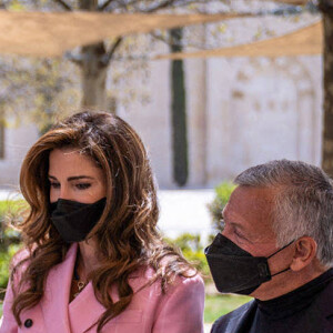 Le roi Abdallah de Jordanie et la Reine Rania visitent un marché de rue à Amman, le 30 mars 2021.