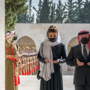 Le Roi Abdallah de Jordanie, la Reine Rania et le Prince Al Hussein visitent la tombe du Roi Hussein pour les 22 ans de sa mort.